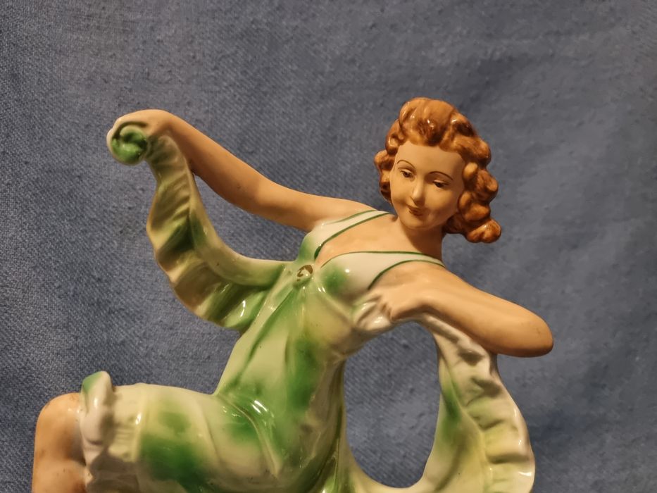 Фарфоровая статуэтка танцовщица