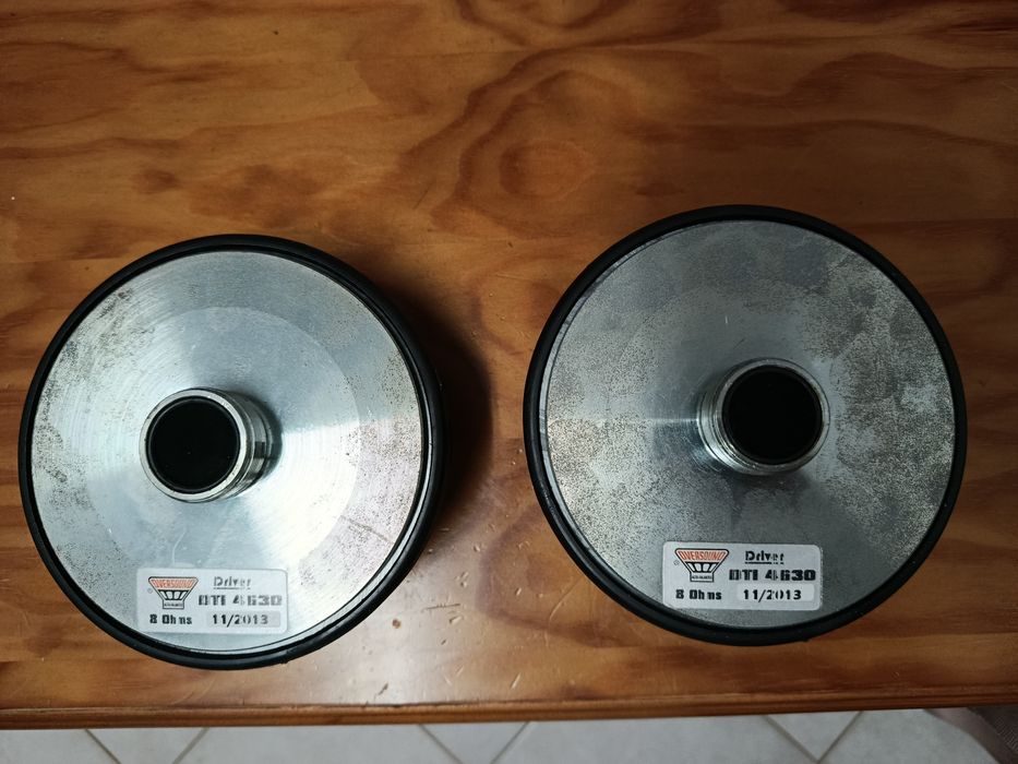 Drivers TI e médio grave Oversound.