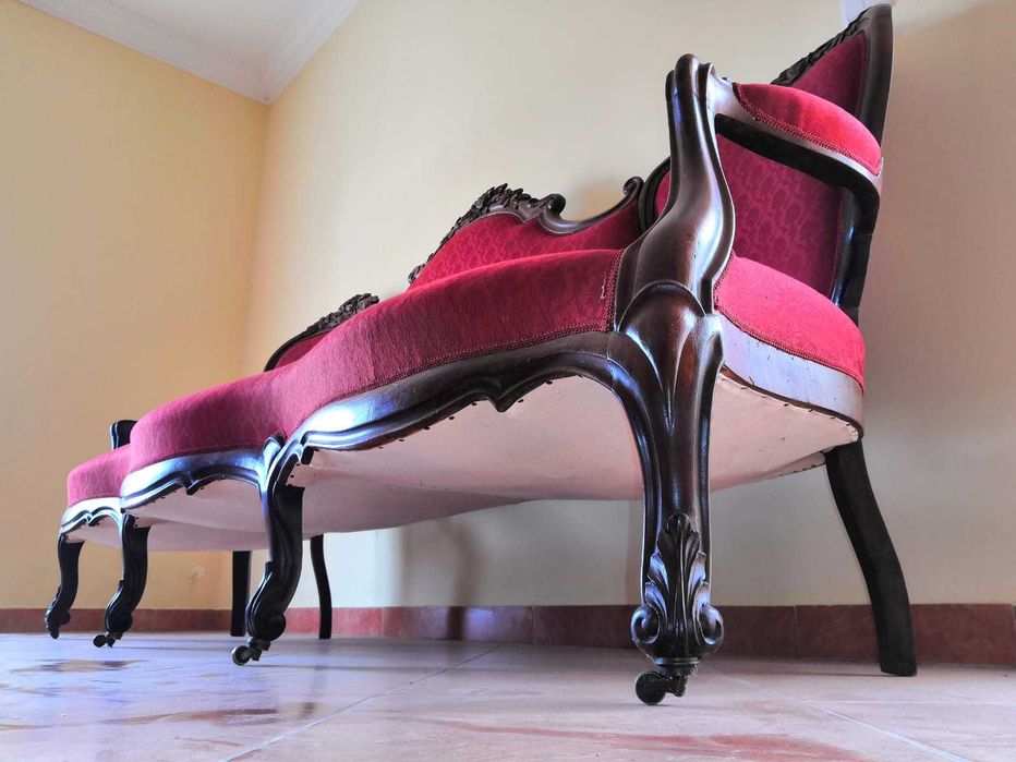 Antiguidades - Vendo Sofá Vermelho Séc.XVII