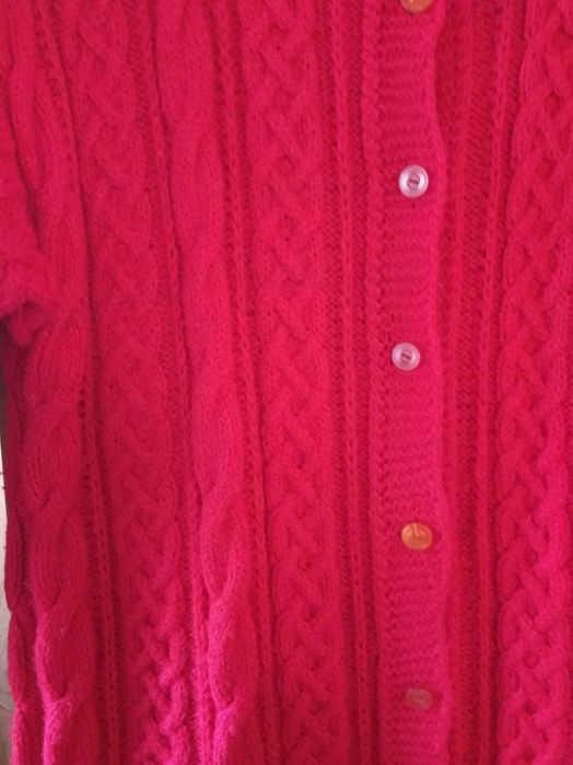 Довге в'язане пальто малинового кольору