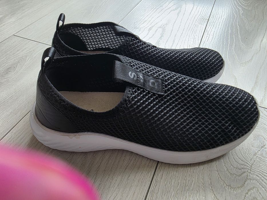 Sneakersy  z białą podeszwą marki Eskandalo & Kaos