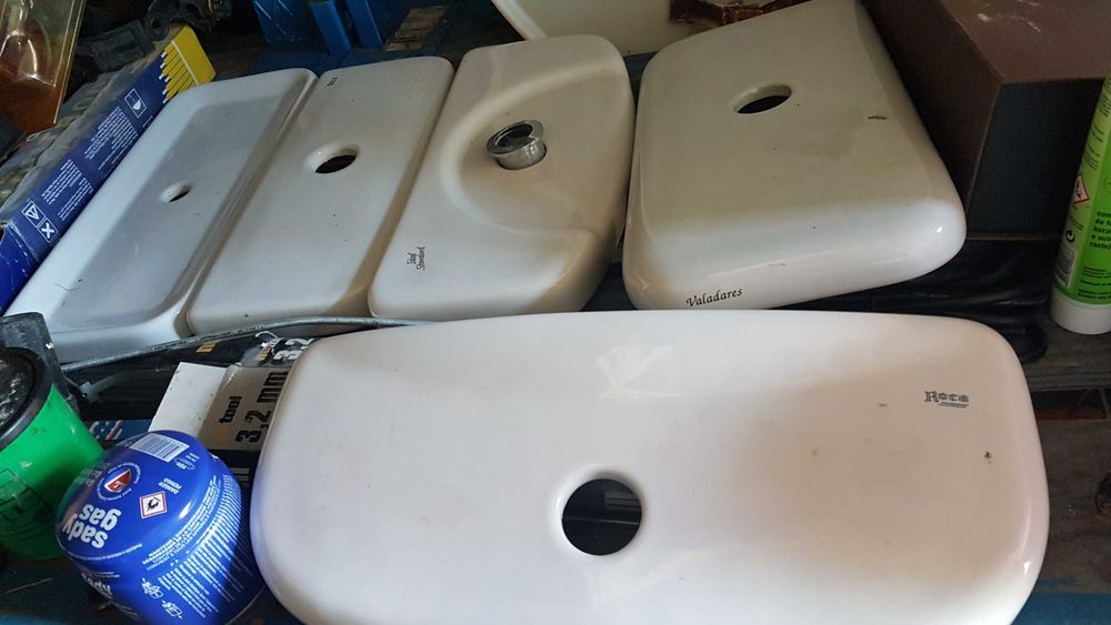 Various sanitary ware items, toilets, columns, and flush tanks.64310008521475124