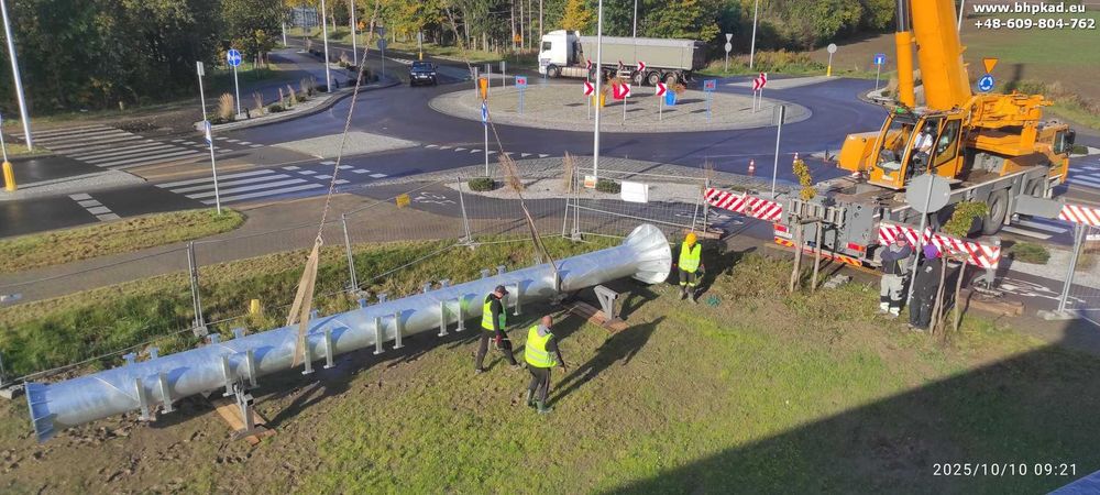 Pylon cenowy. Wysokość 14m.
