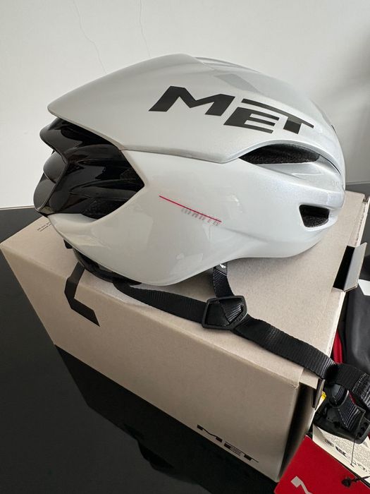 Capacete MET Manta MIPS branco