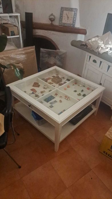 Mesa de centro com expositor