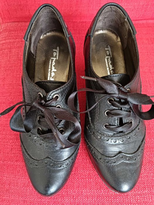 Sapato em pele preto Tapadas nº35 com fita de cetim
