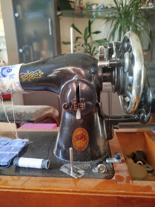 Продается швейная ручная машинка ПМЗ,образца СССР.Подольского завода