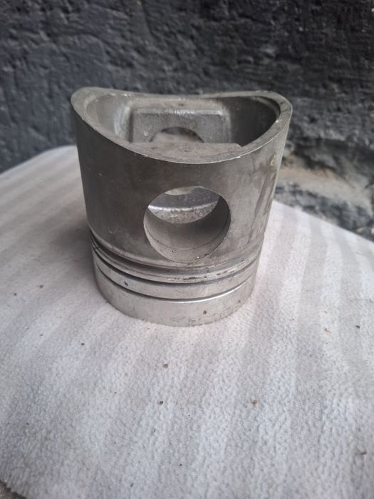 Поршень двигуна камаз