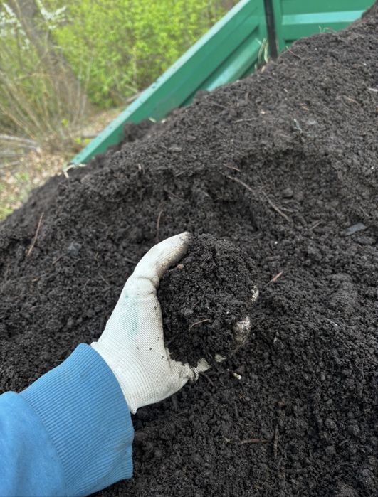 Ziemia orgrodowa czarnoziem organiczny z naturalnym nawozem