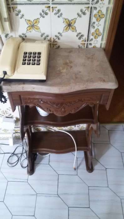 Móveis de apoio, antigos e remodelados e ainda mesas de cabeceira.