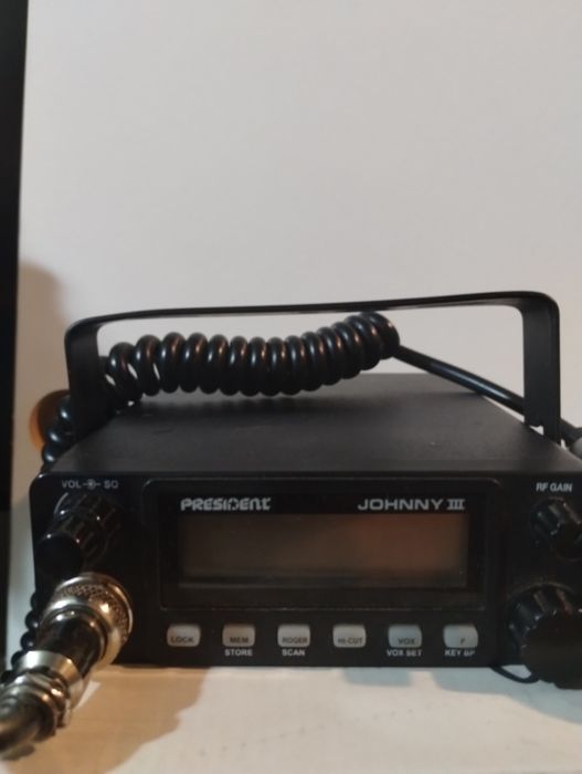 CB radio President Johnny III z anteną.