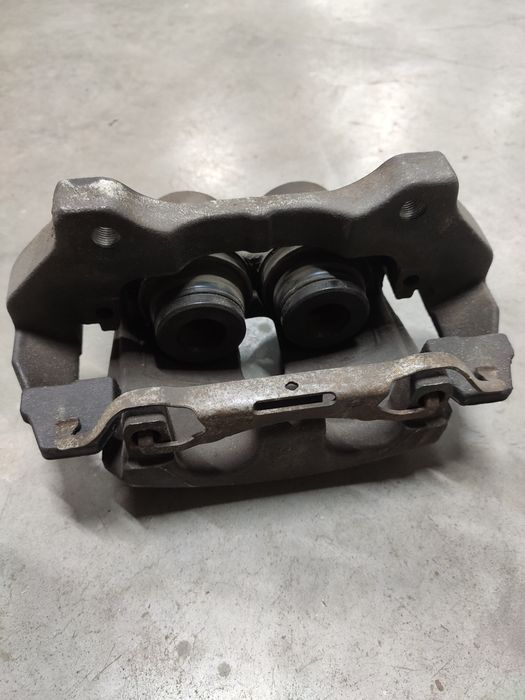 Суппорт тормозной передний правый grand Cherokee