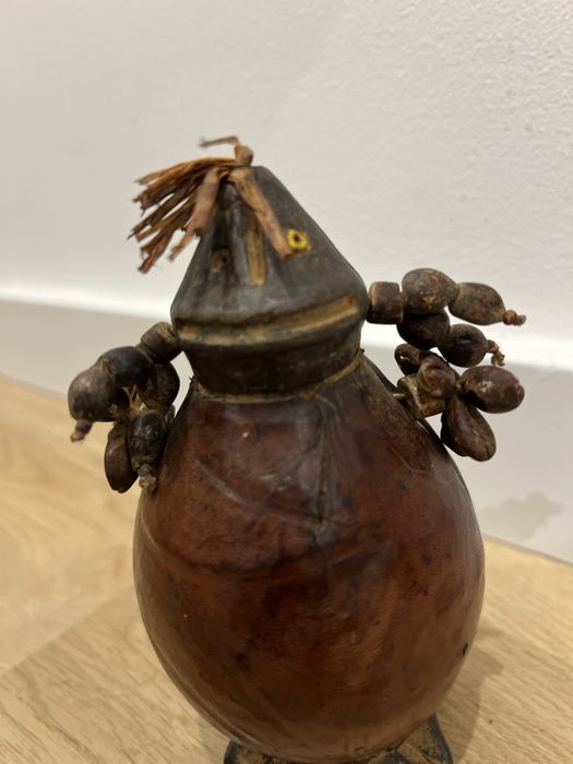 Estatueta Antiga / Figura Tribal Decorativa em Cabaça e Madeira - Peça Únic