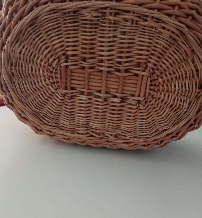 Cesta de vime, forrada, excelente estado.