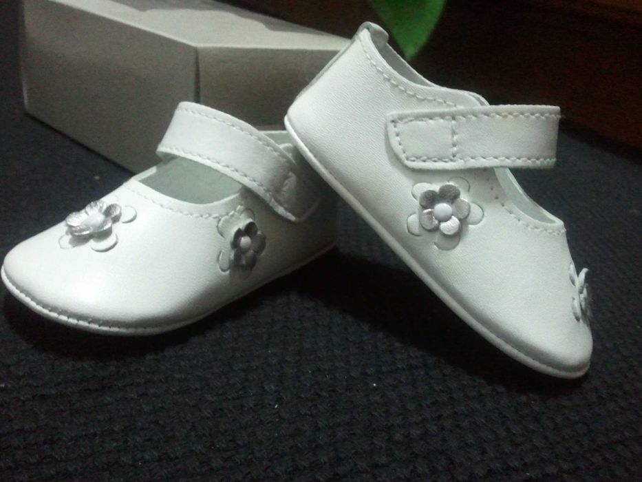 sapatos bebe brancos