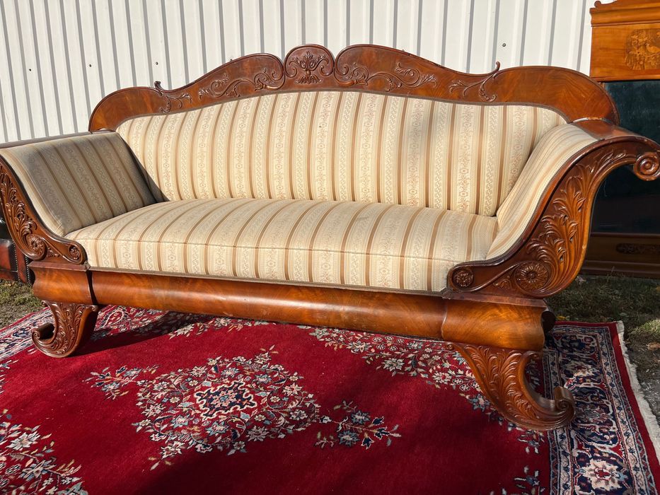 Stara sofa w stylu Biedermeier .