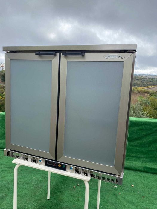 Armário frigorifico com portas de vidro