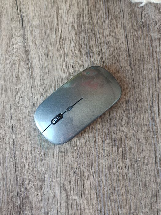 Bezprzewodowa mysz komputerowa z przełącznikiem trybów pracy (Bluetooth/2.4G) i miejscem na baterie AAA