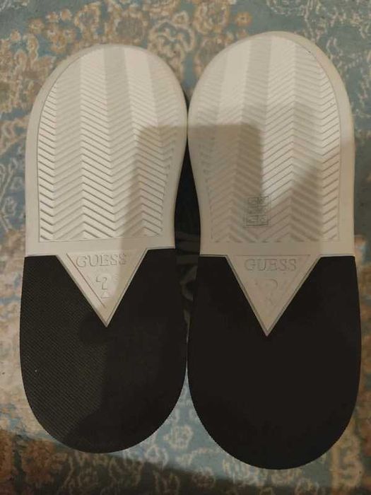 Czarno - białe sneakersy GUESS