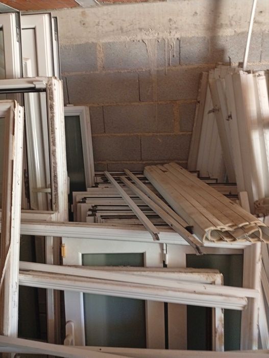 Conjunto de janelas portas e sacadas em alumínio branco com vidros duplos