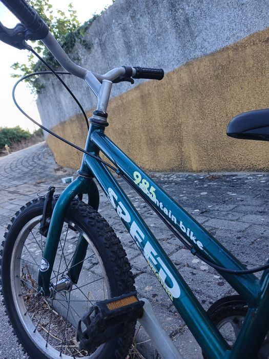 Bicicleta verde para criança em bom estado