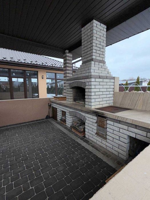 Просторий будинок із відпочинковим комплексом. Продаж