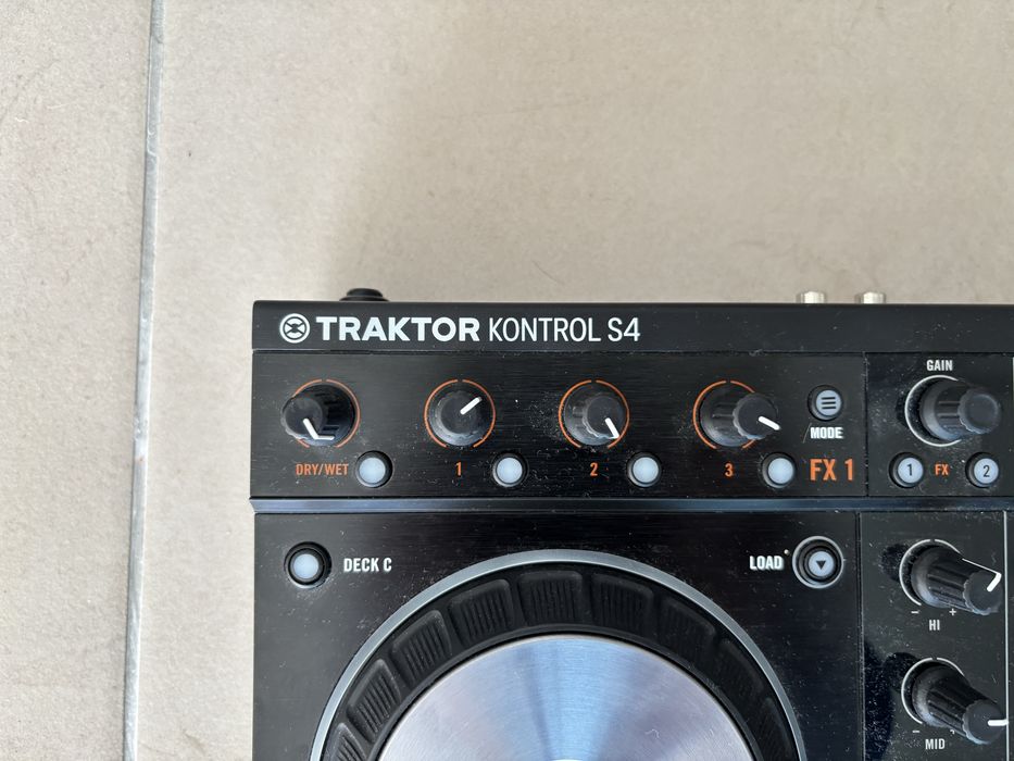 Vendo TRAKTOR KONTROL S4 MK2 – DJ Controller Profissional