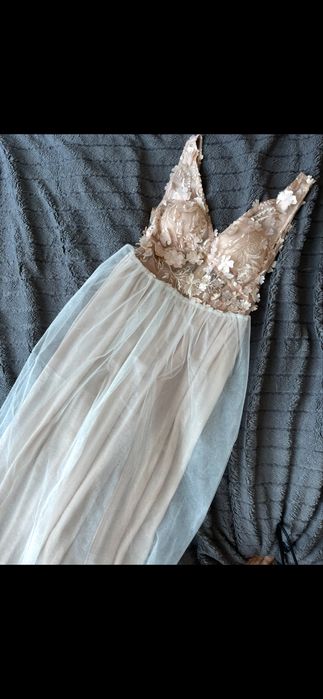 Tiulowa sukienka z kwiatami