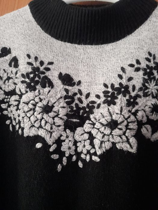 Sweter damski z haftem