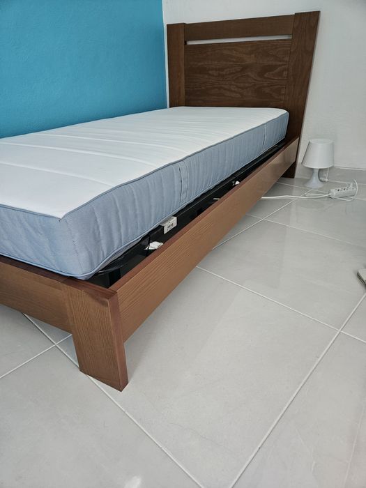 Cama de madeira.