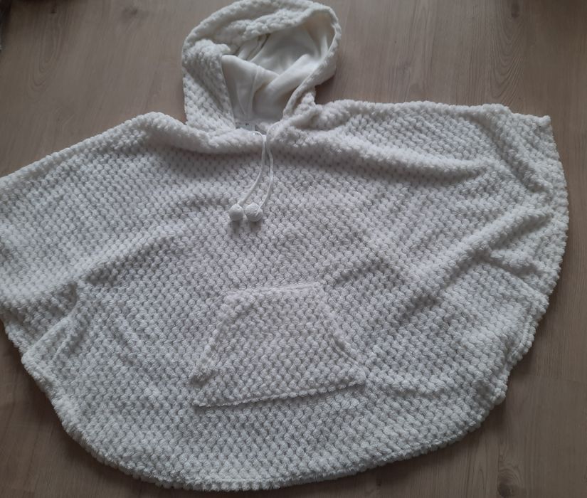 Białe poncho na polarku komunia jasełka