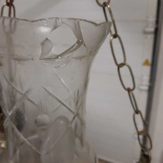 Candeeiro de teto com campânula de vidro.