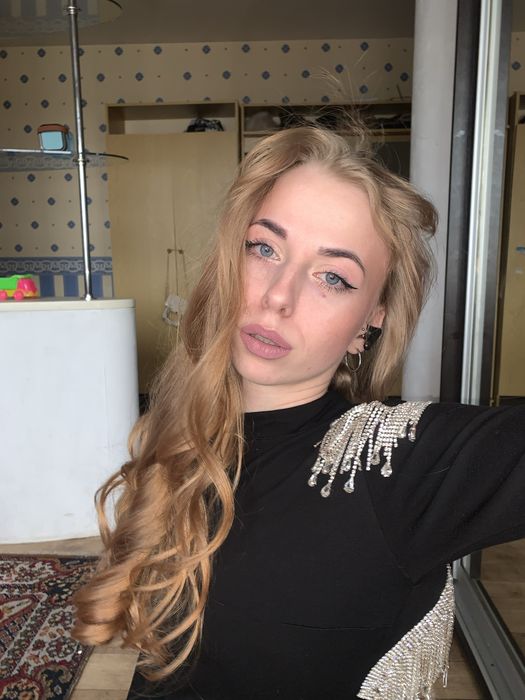 Пропоную послуги моделі для одягу або квітів або зняття контенту