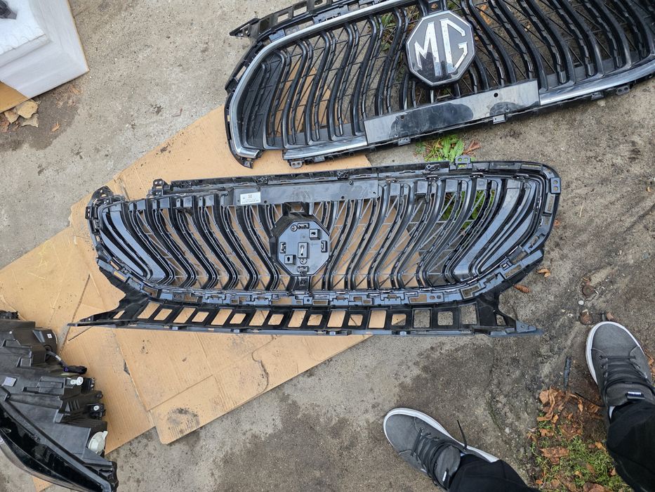 Atrapa przód,  grill.  MG HS I