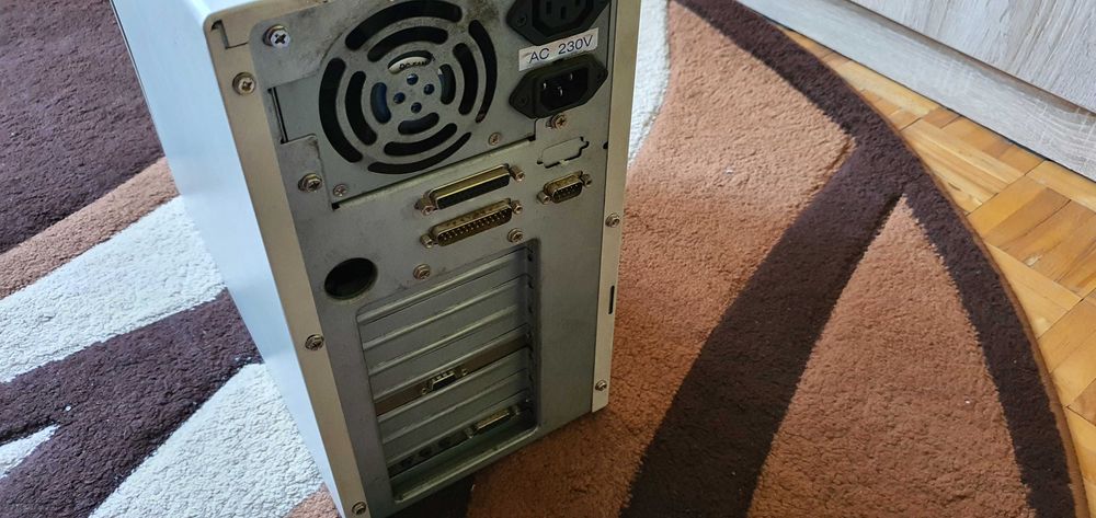Stary zabytkowy retro komputer AT 486DX4 100mhz/16mb RAM/1.6GB/S3/CD