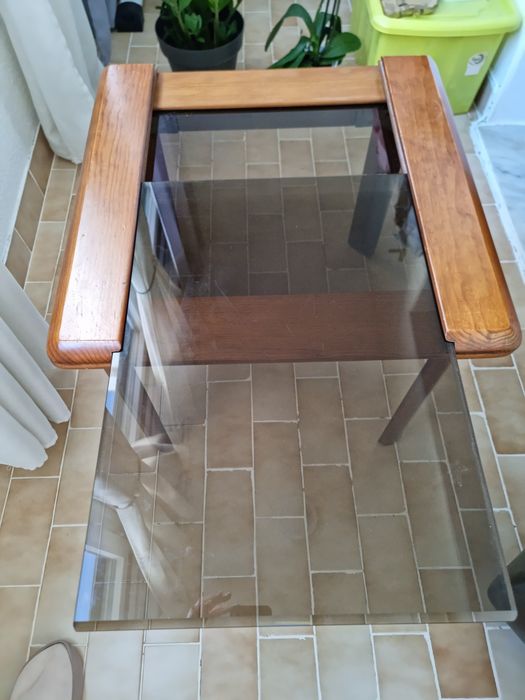 Mesa centro madeira maciça e tampos vidro