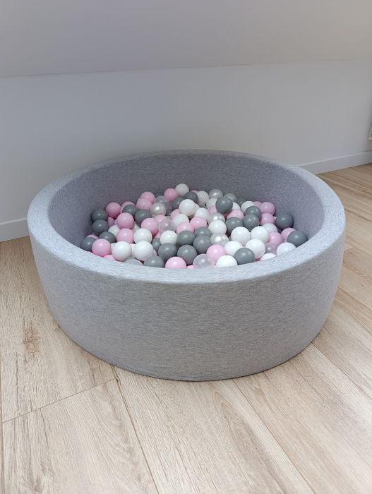 Suchy basen z kulkami dla dzieci