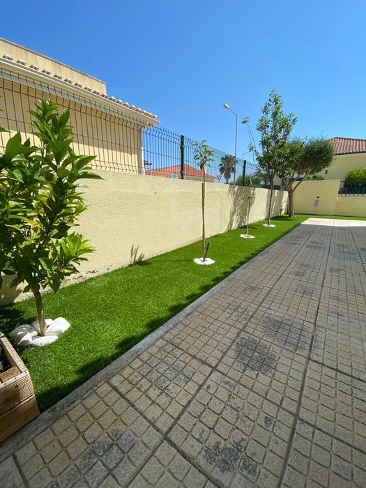 Instalação de relva sintética, manutenção de jardins e poda de árvores