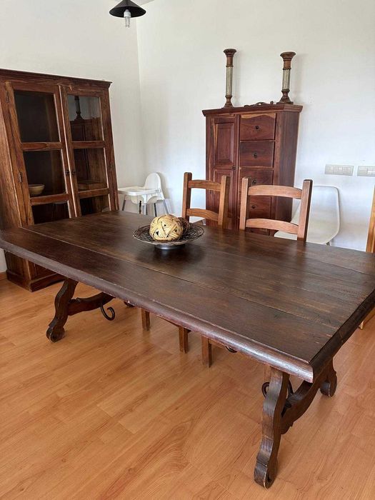 Mesa de jantar em madeira maciça