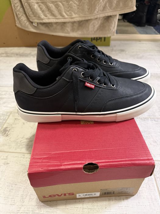 Взуття жіноче та чоловіче