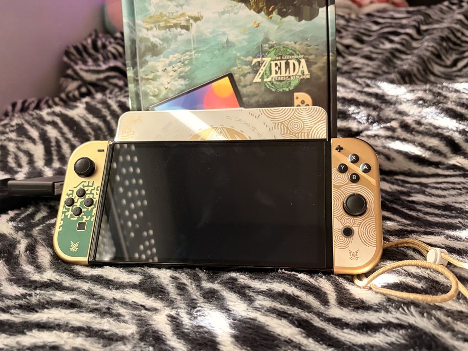 Nintendo Switch OLED Zelda Edition + Skull & Co. NeoGrip