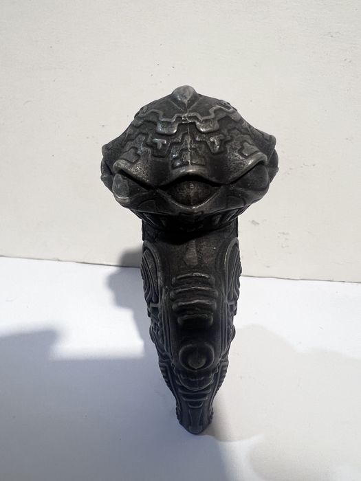 Figura Dogu Shakoki em Metal / Ferro Fundido (~10.5 cm)