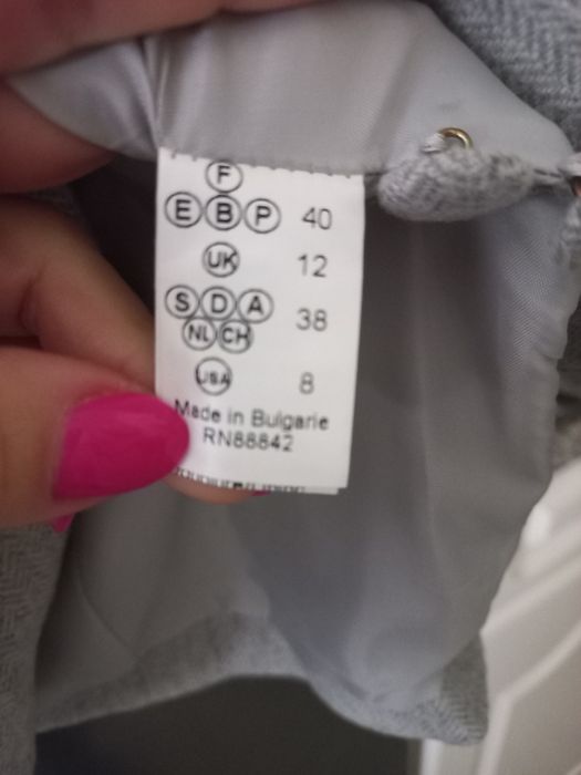 Blazer novo, cor cinza, em fazenda espinhada