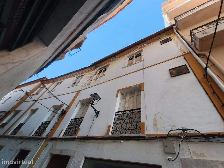 Espaçosa Moradia para Recuperar em Assunção, Elvas