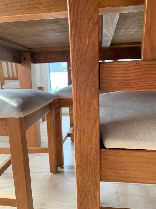 Mesa e 6 Cadeiras em Madeira Verdadeira