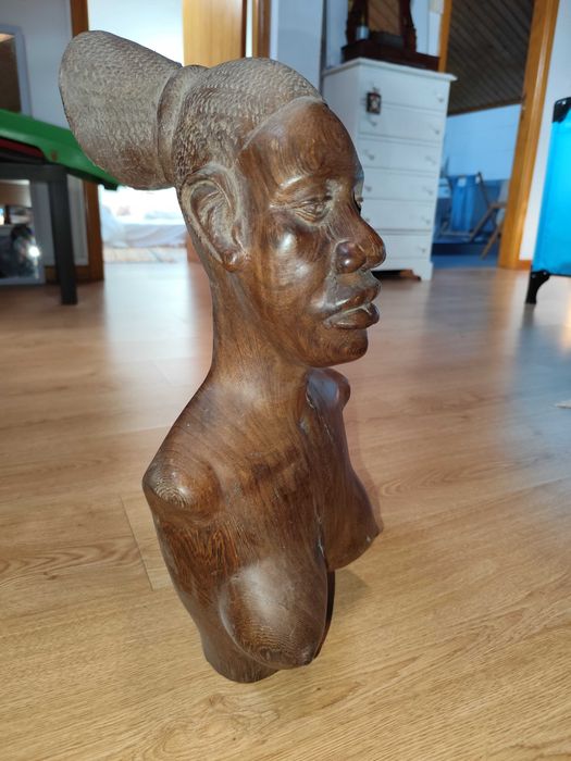 Busto africano de figura feminina