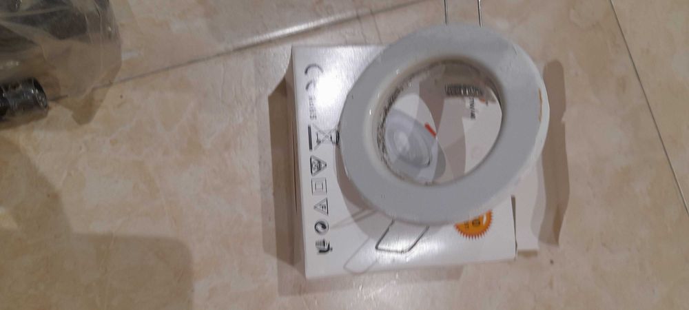 7 projectores brancos de 8 cm diâmetro