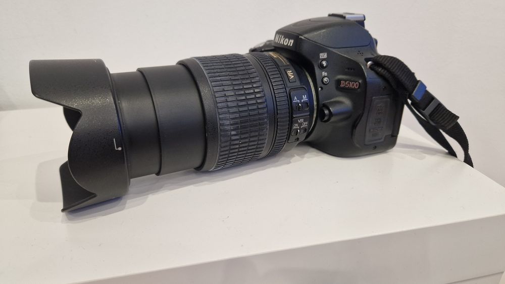 Aparat lustrzanka Nikon d5100 z obiektywem Nikkor 18-105mm.