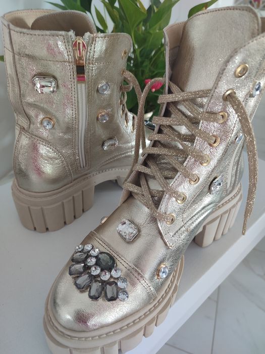 Eleganckie workery złote z ozdobami kolory naturalna skóra