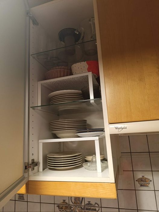 Meble kuchenne IKEA, fronty w kolorze drewna, blat biały